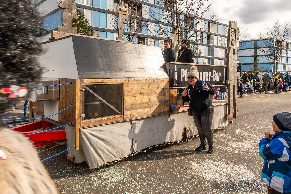 Die Pfahlbauerbar auf Rädern, dabei haben die Pfahlbauer das Rad gar nicht erfunden. Der Fasnachtsumzug in Robenhausen war laut, bunt und sehenswert.